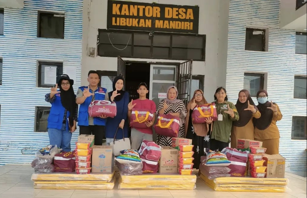 Tim Tagana Dinsos P3A Luwu Timur menyalurkan bantuan korban angin kencang di Towuti