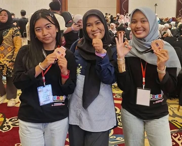 Dua siswi SMAN 1 Luwu Timur dengan karya bioplastik, berita lutim prestasi pelajar di ajang nasional