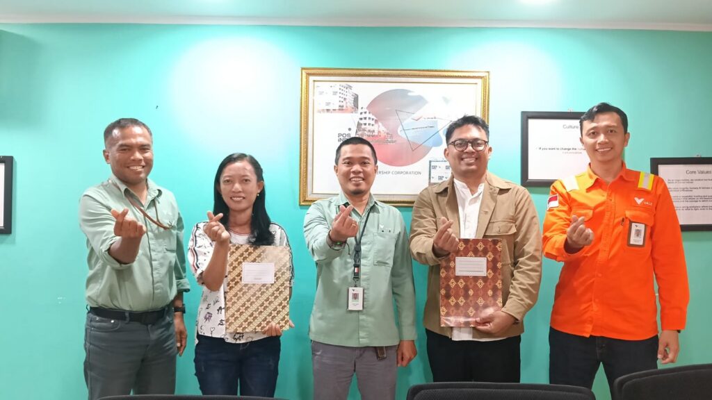 Penandatanganan perjanjian beasiswa komunitas Vale Indonesia untuk dua putra Luwu Timur