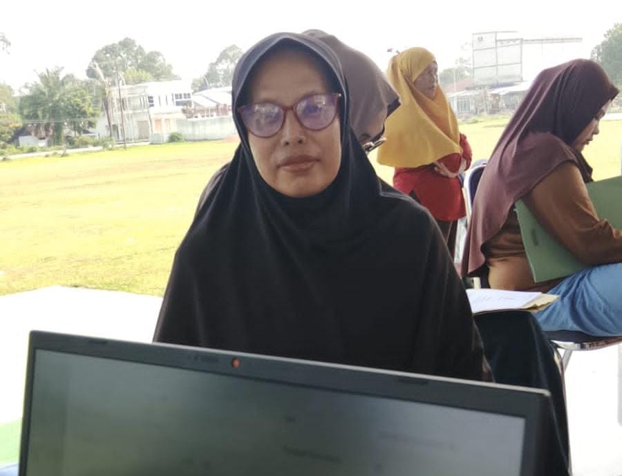 Petugas Dukcapil melayani warga dalam berita Lutim di Burau