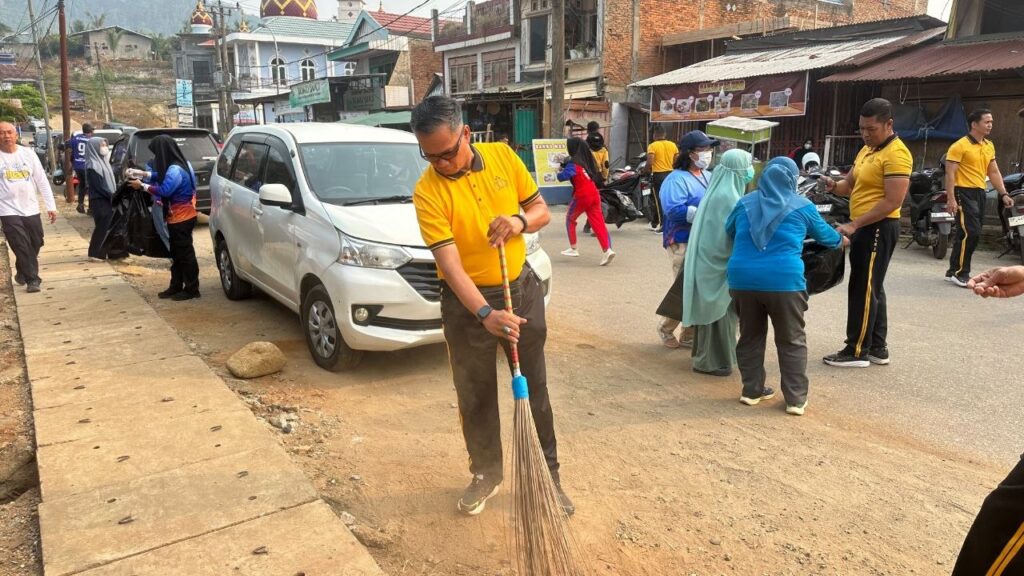 Personel Polres Luwu Timur membersihkan kawasan Pasar Malili dalam aksi Green Policing, berita lutim 23 Oktober 2026
