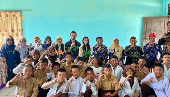 Siswa sekolah di Luwu Timur mengikuti program kesehatan sekolah Healthier Smiles