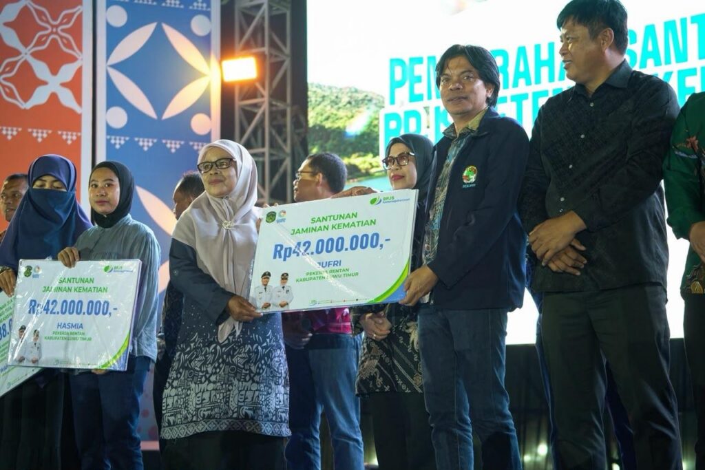 Penyerahan manfaat jaminan sosial BPJS Ketenagakerjaan kepada warga Luwu Timur di Sorowako