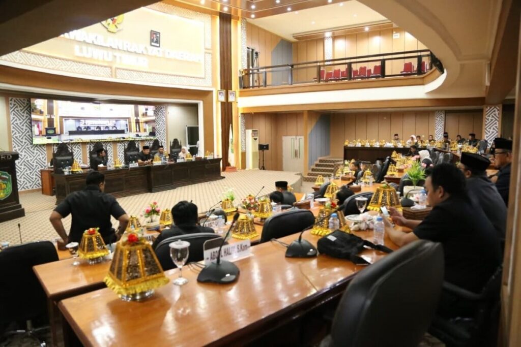 Suasana rapat paripurna DPRD Luwu Timur saat fraksi menyampaikan pandangan APBD 2027, berita lutim