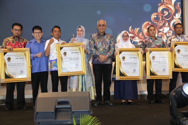 Penyerahan penghargaan PWI Sulsel Awards 2026 untuk Luwu Timur