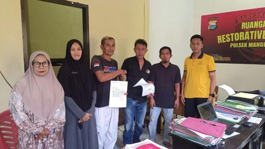 Suasana penyelesaian perkara pidana lewat keadilan restoratif di Polsek Mangkutana, Luwu Timur