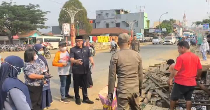 Penertiban lapak pedagang di depan Pasar Wawondula, Kecamatan Towuti, Luwu Timur