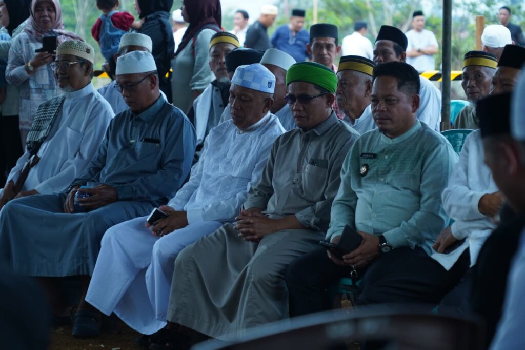 Bupati Luwu Timur Irwan Bachri Syam meletakkan batu pertama pembangunan Masjid Al-Mustafa di Desa Baruga, Kecamatan Towuti, 16 Oktober 2026