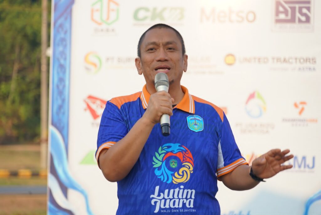 Laga eksibisi pembukaan The Gamst Futsal Cup 4 di Lapangan Laomare Sorowako, Luwu Timur