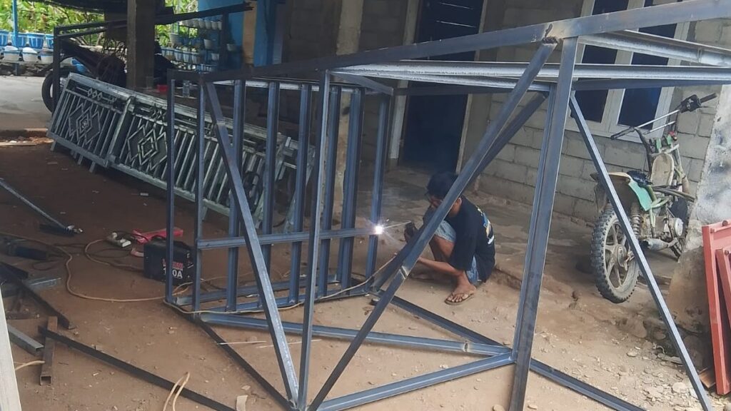 Prajurit Satgas TMMD ke-130 bersama warga di lokasi pembangunan di Luwu Timur