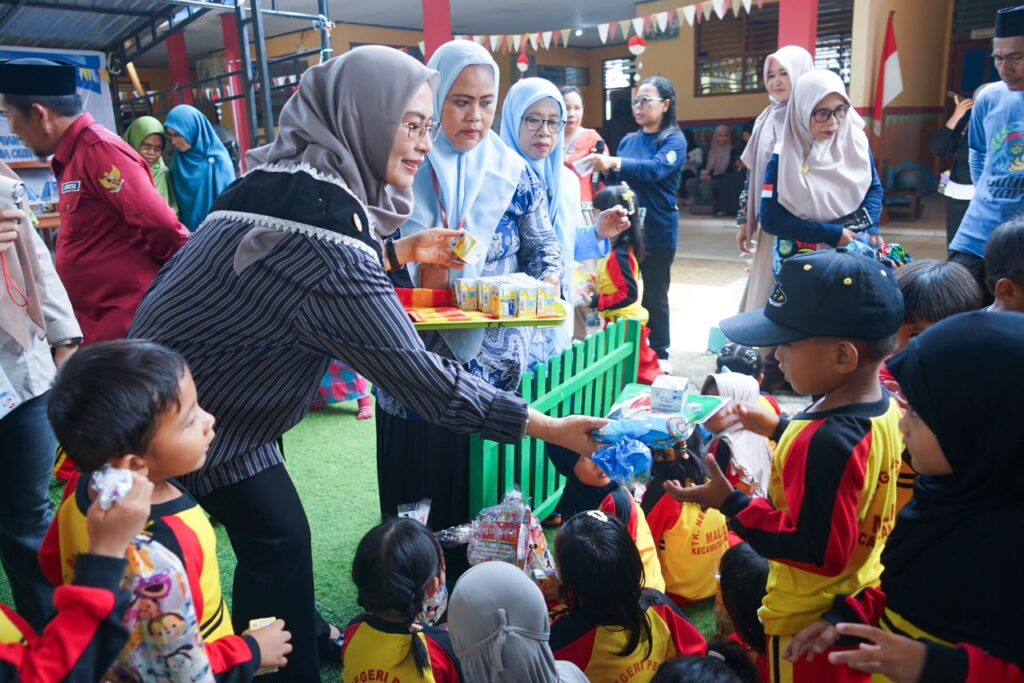 Penyerahan bantuan susu untuk anak TK di Luwu Timur oleh TP PKK dan Muslimat NU