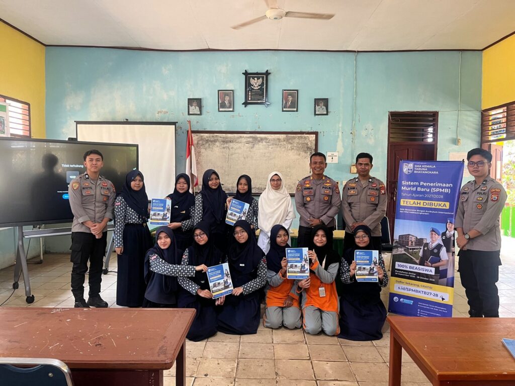 Pelajar Luwu Timur mengikuti sosialisasi penerimaan murid baru SMA Kemala Taruna Bhayangkara di Malili