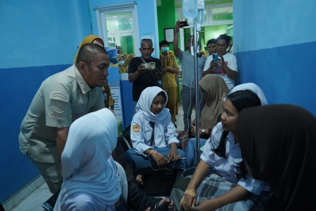 Bupati dan Kapolres Luwu Timur meninjau siswa SMAN 4 Luwu Timur yang dirawat di Puskesmas Mangkutana