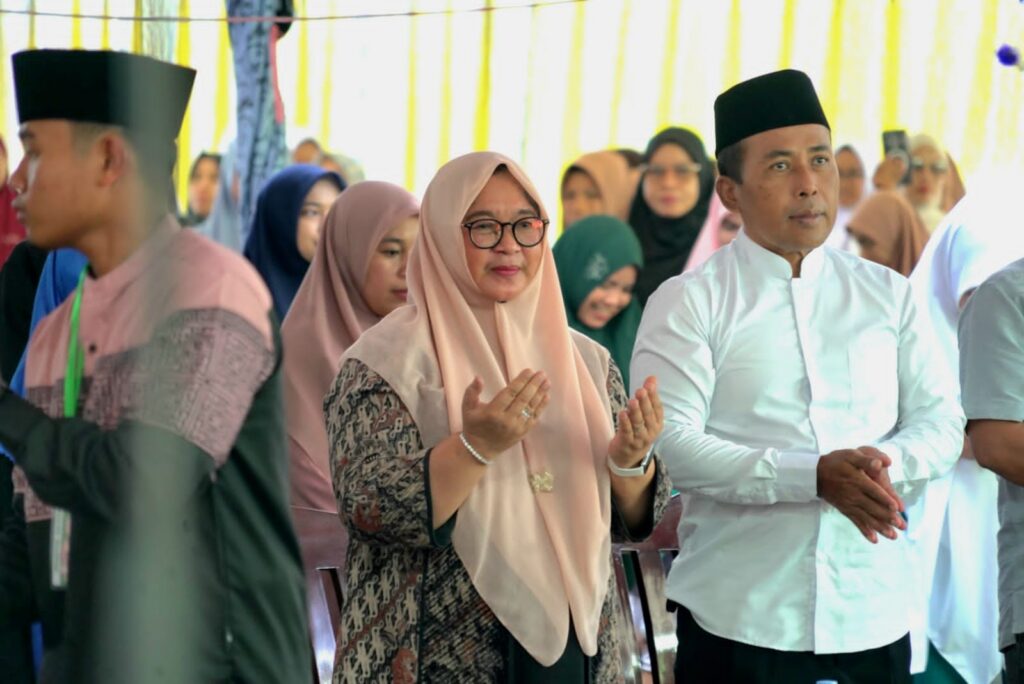 Wakil Bupati Luwu Timur menyerahkan sertifikat kepada santri penghafal 30 juz di Tomoni