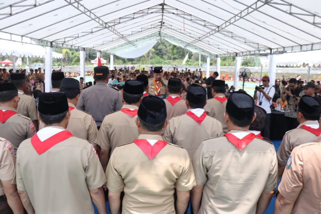 Prosesi pelantikan pengurus Kwarcab Gerakan Pramuka Luwu Timur di kawasan Bundaran Batara Guru