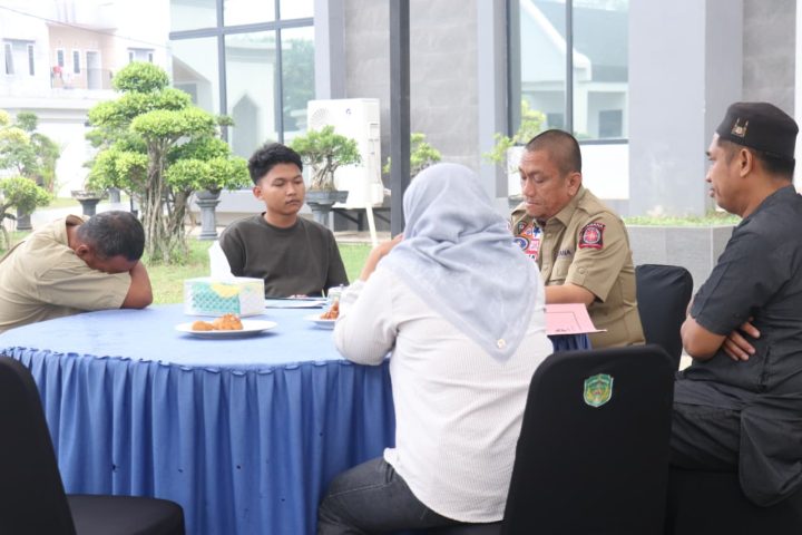 Bupati Luwu Timur menerima warga Towuti yang membutuhkan bantuan biaya pengobatan