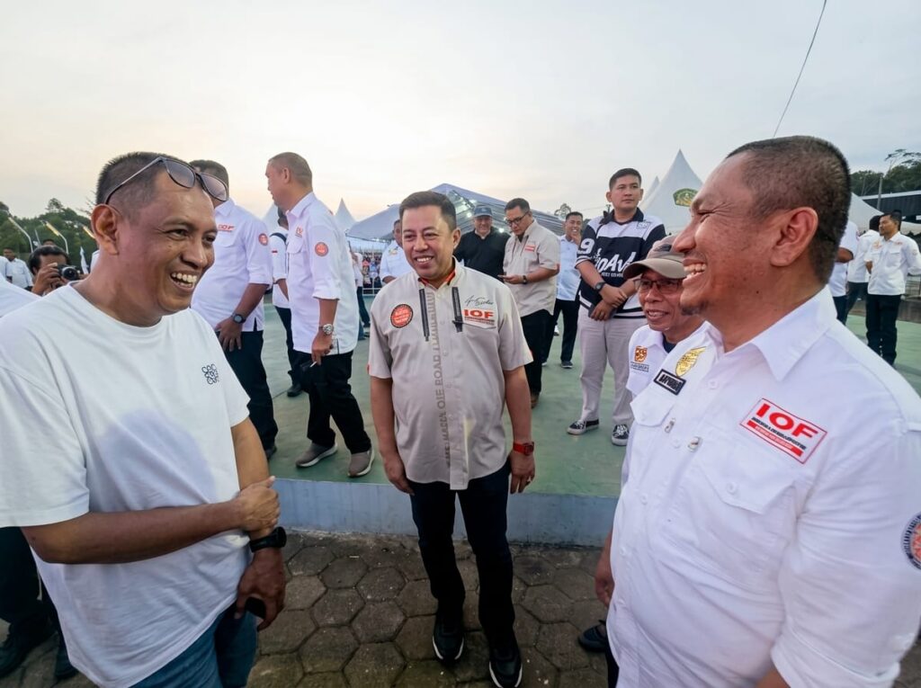 Bupati Luwu Timur berbincang dengan pengurus REI Sulawesi Selatan di Malili