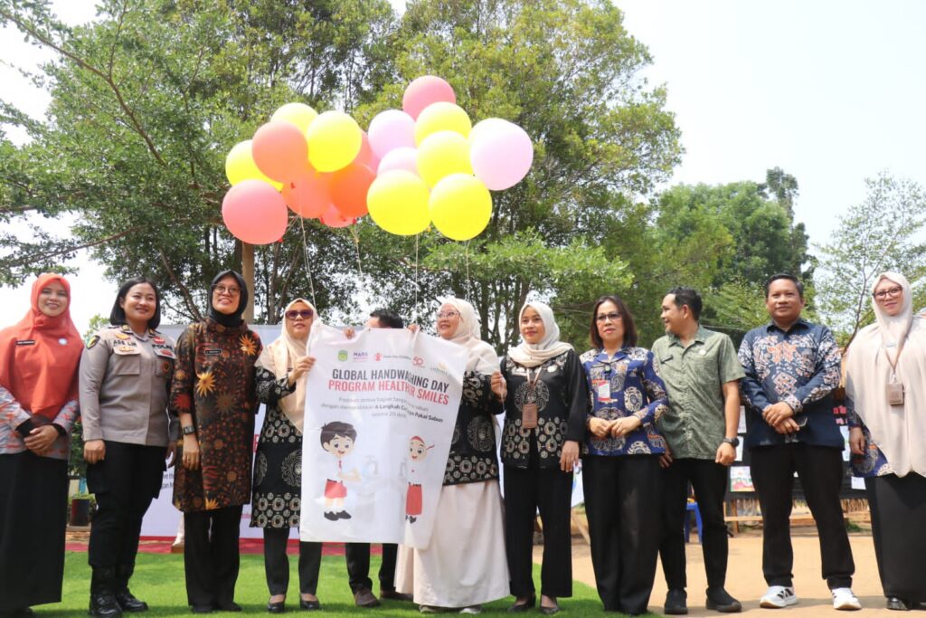 Murid SDN 225 Karebbe mengikuti peragaan cuci tangan pakai sabun, berita luwu timur