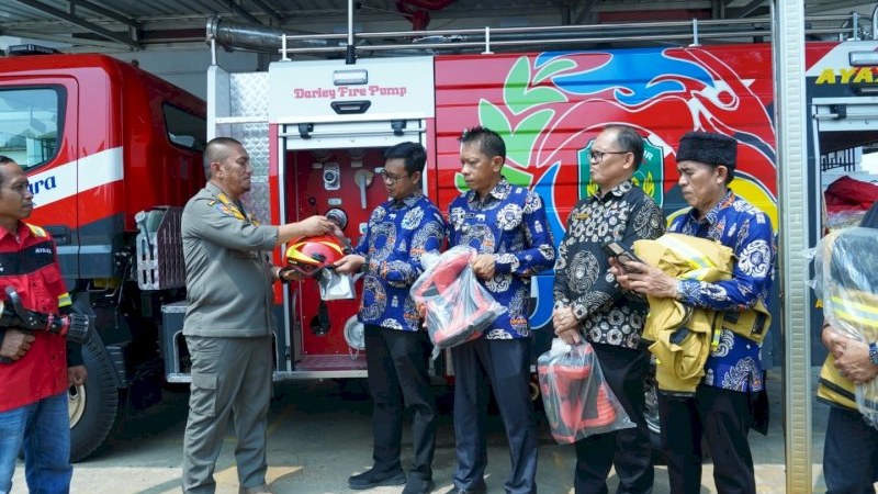 Berita Luwu Timur: penyerahan kunci mobil damkar 4.000 liter kepada Camat Towuti di Malili