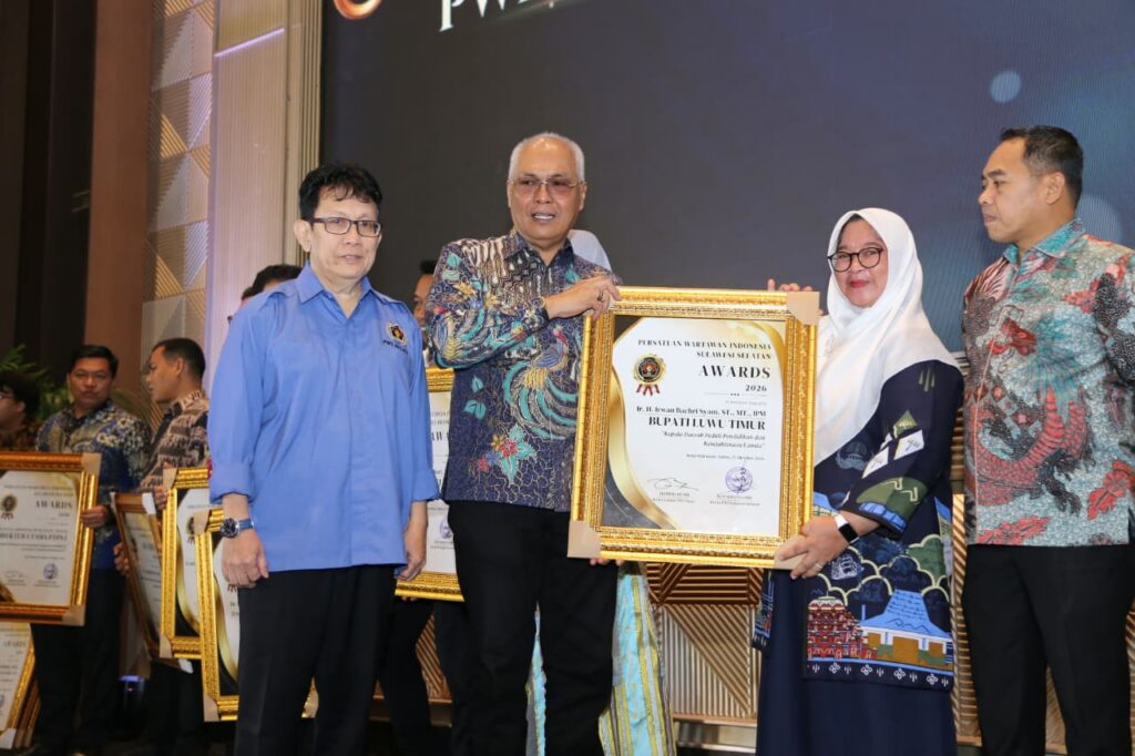 Penyerahan penghargaan PWI Awards 2026 untuk Bupati Luwu Timur di Makassar, berita luwu timur