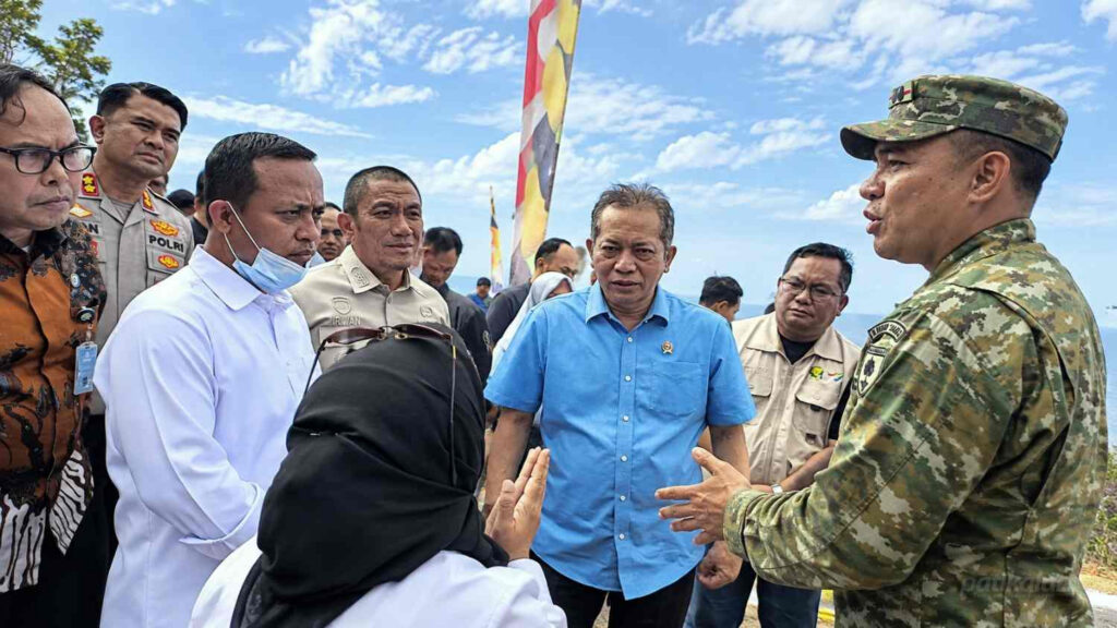Kunjungan Menteri Koperasi ke gerai Koperasi Desa Merah Putih Sorowako yang menghadap Danau Matano