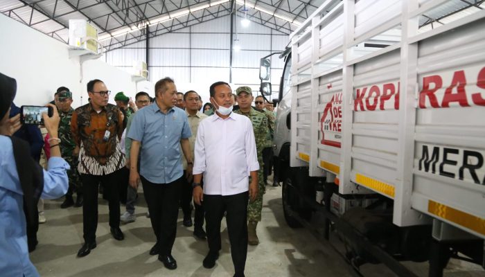 Menteri Koperasi Ferry Juliantono bersama Bupati Luwu Timur meninjau Koperasi Desa Merah Putih Sorowako