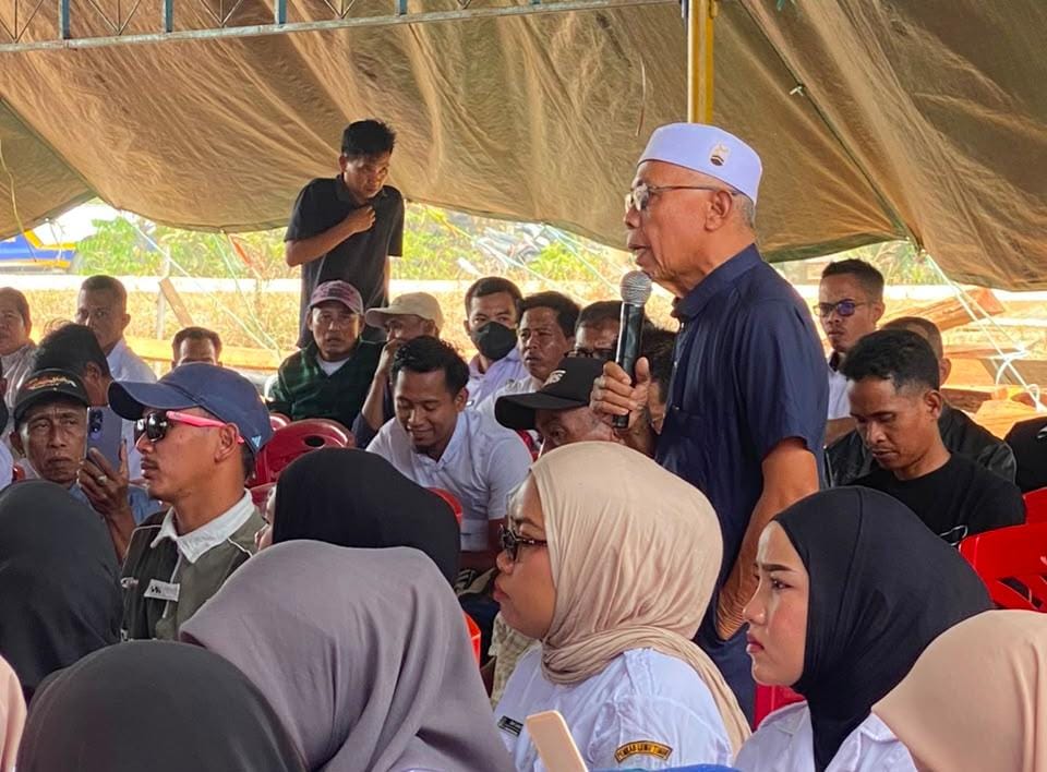 Petani dan tim Ekspedisi Patriot Unhas dalam forum Tudang Sipulung di Mahalona, berita luwu timur soal irigasi dan iklim