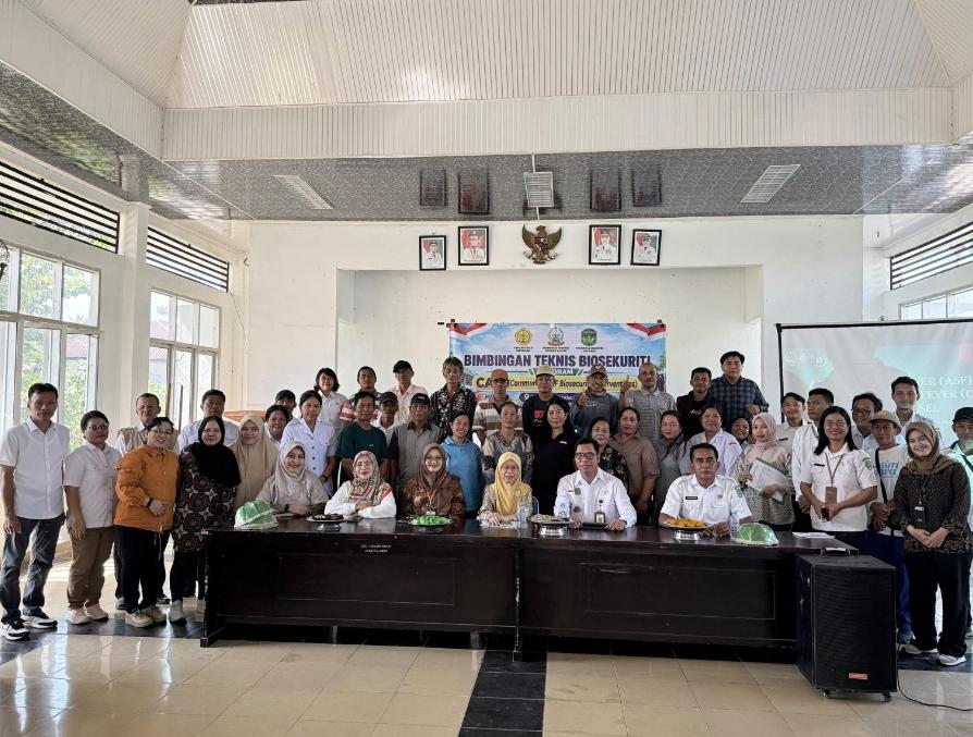 Peternak babi di Tomoni Timur, Luwu Timur, mengikuti bimbingan teknis biosekuriti pencegahan ASF
