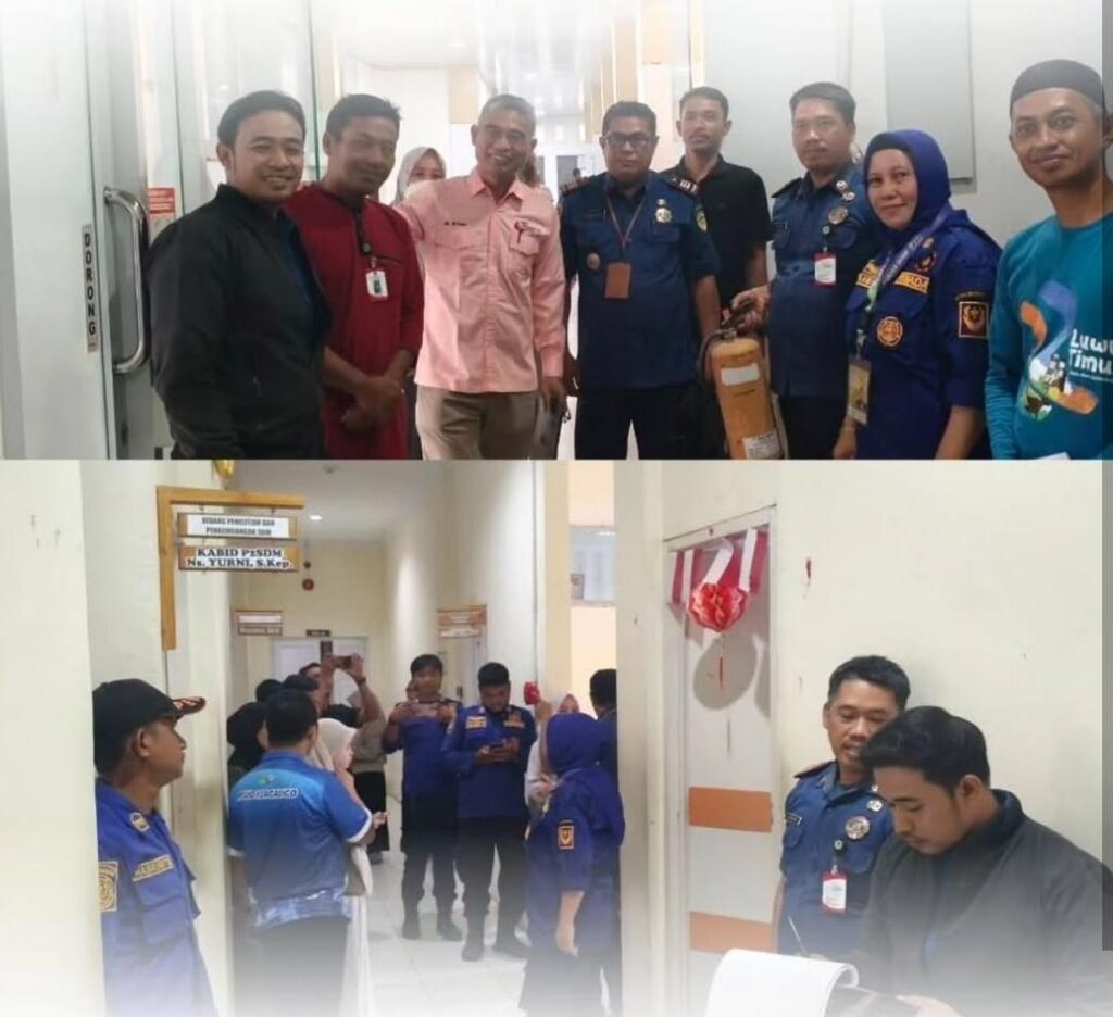 Petugas RSUD I Lagaligo dan tim Damkar memeriksa sarana pemadam kebakaran rumah sakit di Luwu Timur