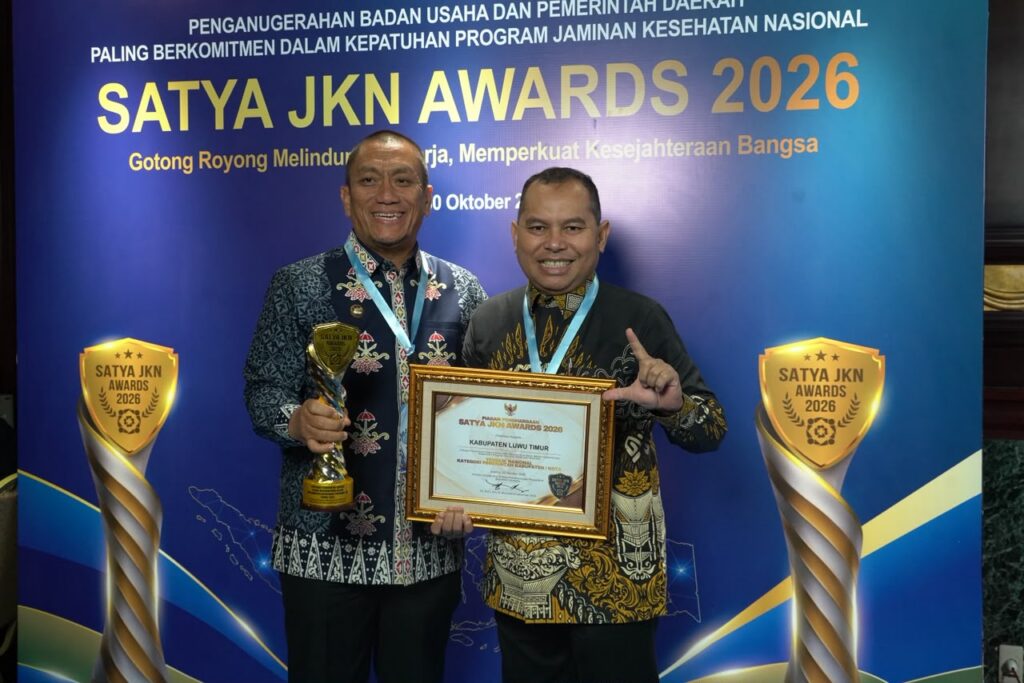 Bupati Luwu Timur menerima Satya JKN Award 2026 di Jakarta