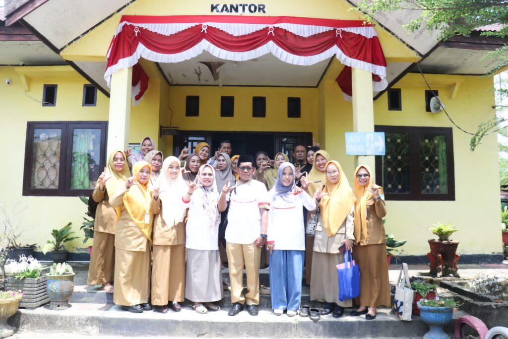Tim pemantau sekolah sehat bersama guru dan murid di Luwu Timur, berita luwu timur