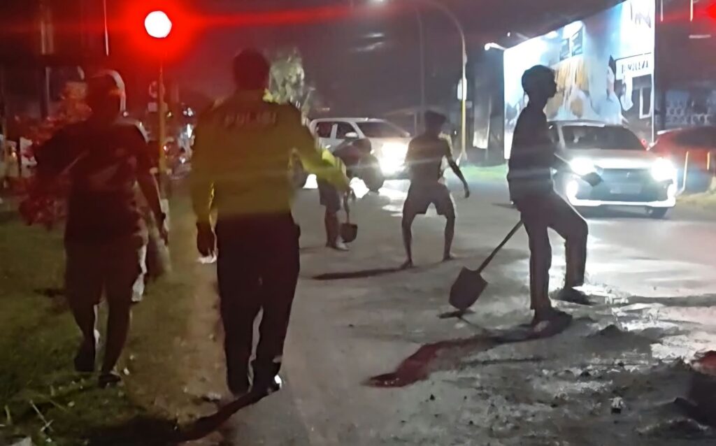 Petugas Satlantas Polres Luwu Timur menangani tumpahan solar di Jalan Trans Sulawesi Malili
