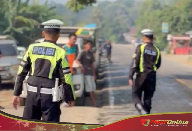 Personel Satlantas Polres Luwu Timur mengatur kendaraan yang antre di depan SPBU Labose, Desa Laskap, Malili