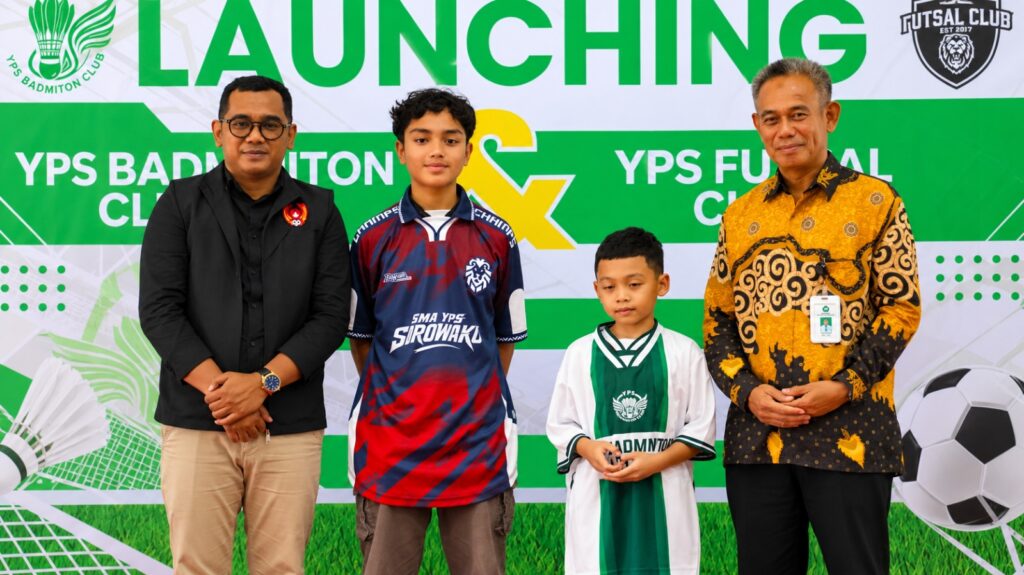 Berita Luwu Timur: Ketua KONI Luwu Timur dan Direktur Sekolah Umum YPS saat peluncuran YPS Badminton Club dan YPS Futsal Club