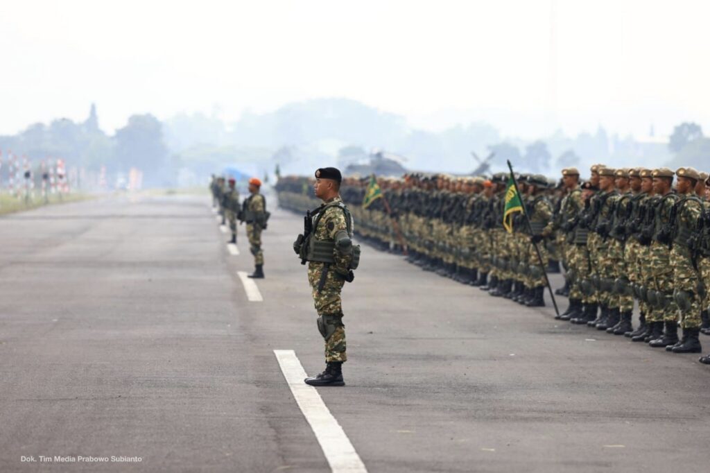 Ilustrasi barisan pasukan Komcad TNI dalam parade tahun 2022, bukan upacara alih komando di Jayapura