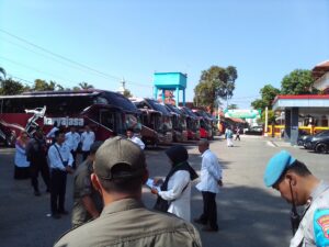 Proses pemberangkatan calon jemaah haji dari Kabupaten Kebumen menuju asrama haji