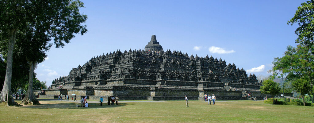 Panorama Candi Borobudur di Magelang dengan latar perbukitan