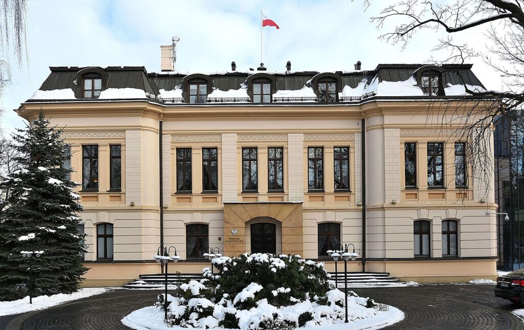 Gedung Mahkamah Konstitusi Polandia di Warsawa pada musim dingin