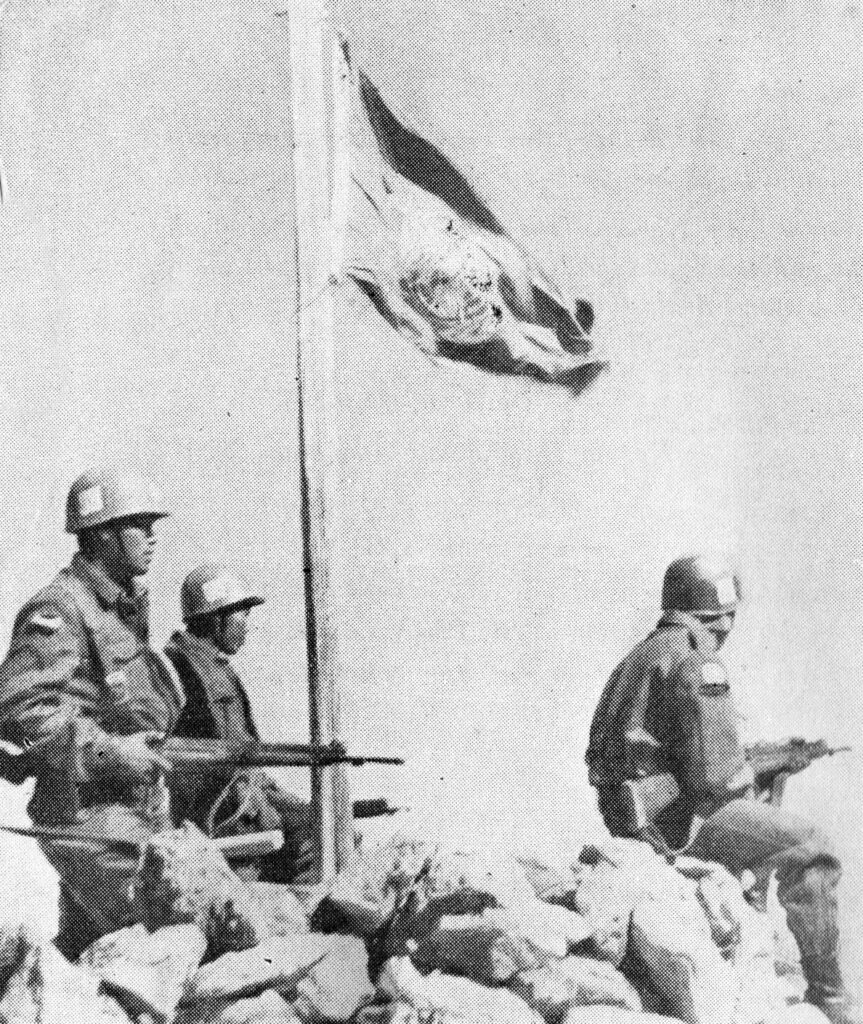 Personel pasukan perdamaian Indonesia dari kontingen Garuda Perdamaian berbaris di bawah bendera PBB
