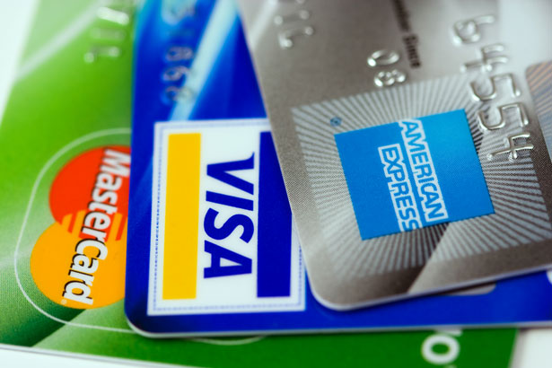 Tiga kartu pembayaran dengan logo Visa, Mastercard, dan American Express