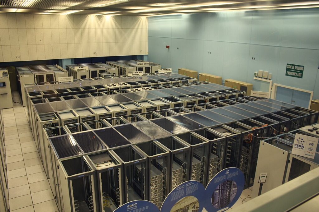 Deretan rak server di pusat data CERN sebagai ilustrasi beban infrastruktur kode
