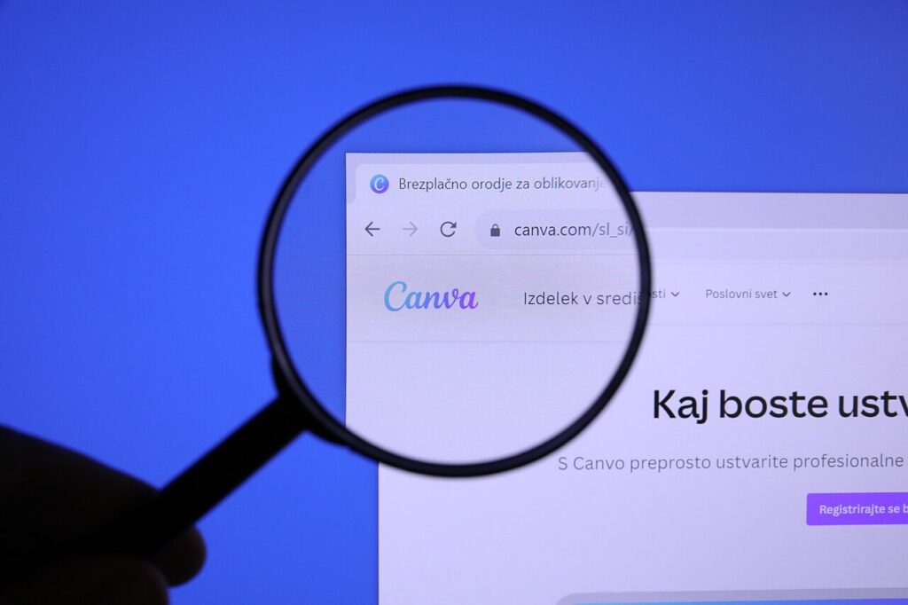Laman utama situs Canva diperbesar dengan kaca pembesar