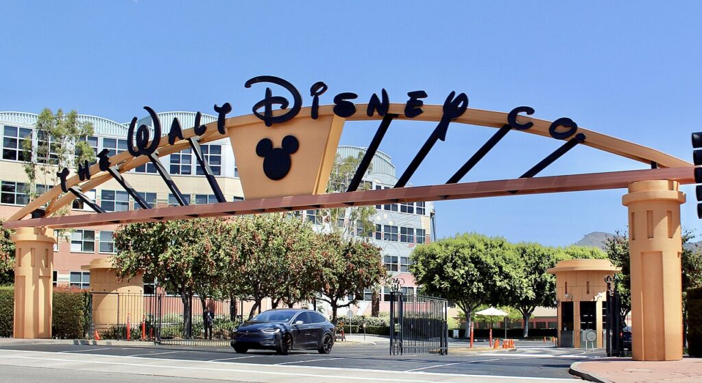 Gerbang masuk Walt Disney Studios di Alameda Avenue, Burbank, California