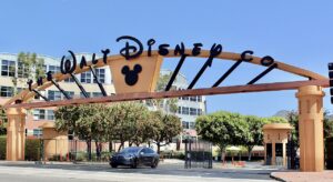 Gerbang masuk Walt Disney Studios di Alameda Avenue, Burbank, California