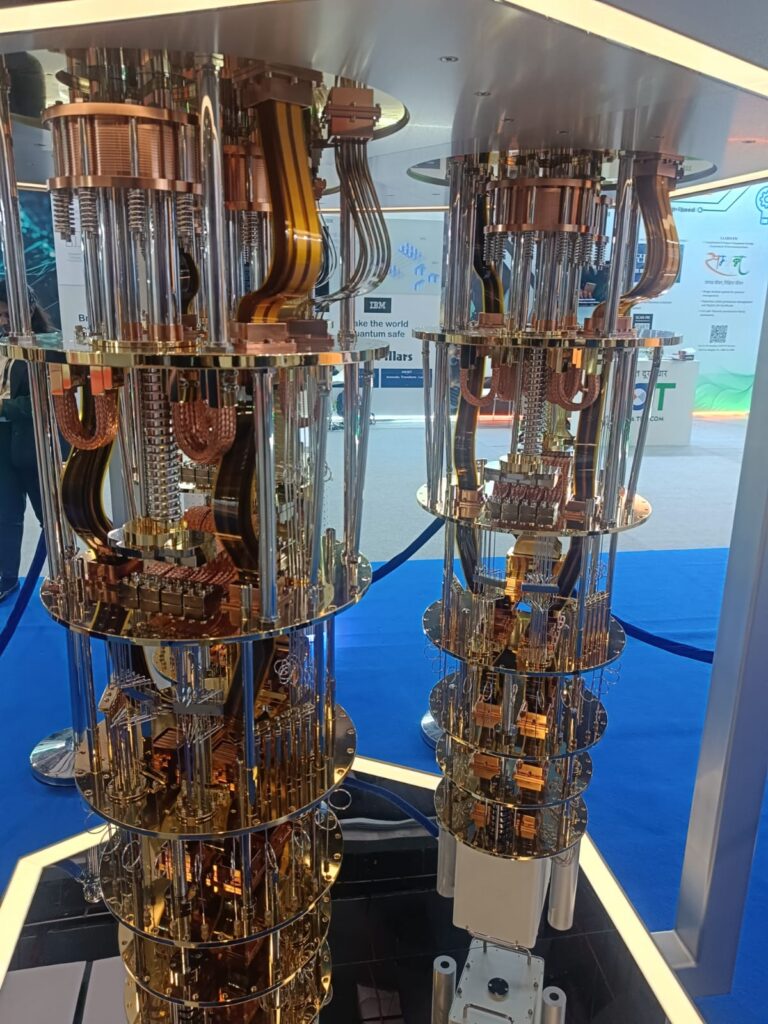 Unit demonstrasi komputer kuantum IBM dalam pameran