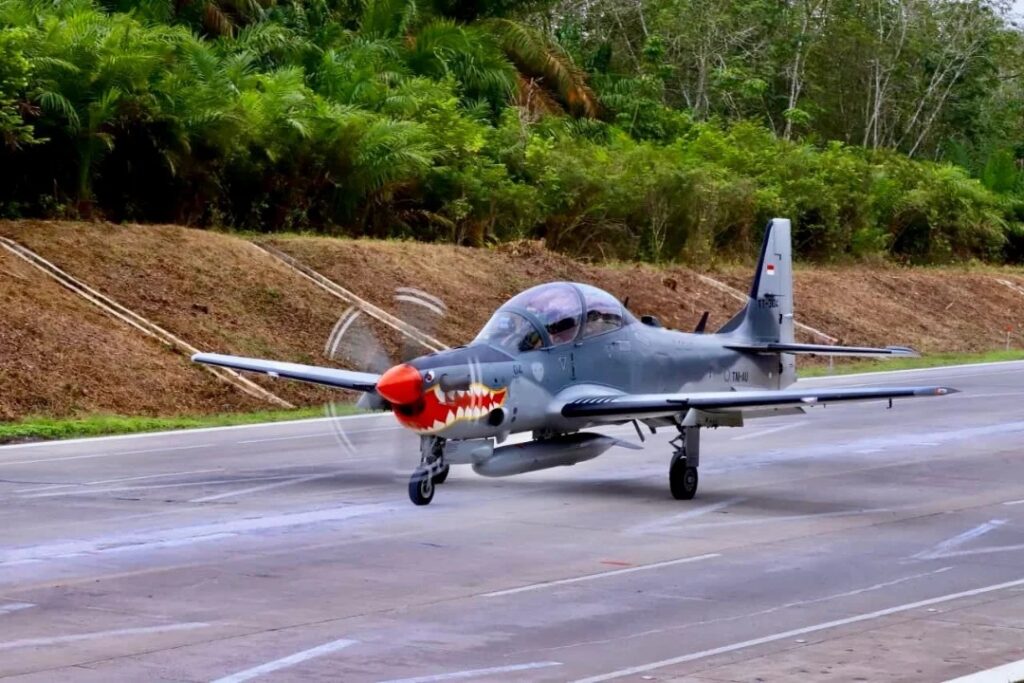Pesawat EMB 314 Super Tucano TNI AU saat uji coba pendaratan di jalan tol Lampung