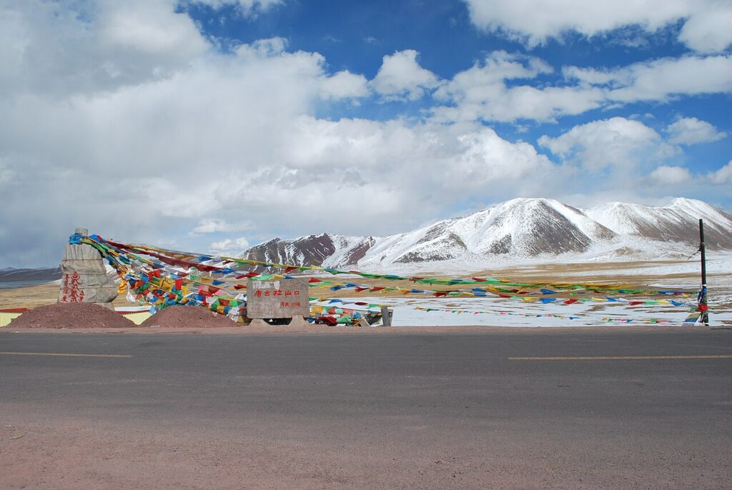 Lanskap pegunungan di Amdo, Nagqu, Tibet, wilayah yang menjadi pusat gempa magnitudo 7,0 pada 22 Oktober 2026