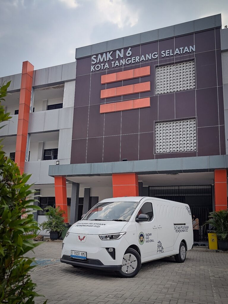 Mobil layanan SPPG program Makan Bergizi Gratis di sebuah sekolah