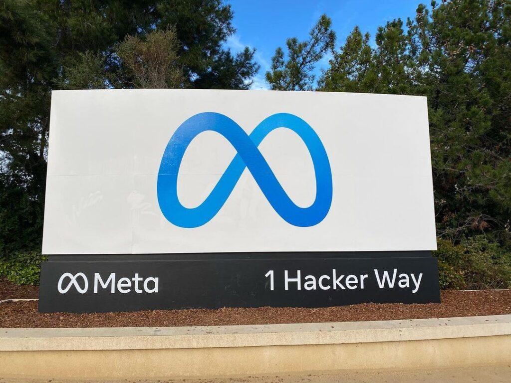 Tanda gedung kantor pusat Meta Platforms di Menlo Park, California.