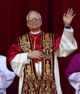 Paus Leo XIV mengenakan jubah putih saat menghadiri acara resmi